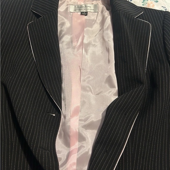 Tahari Arthur S Levine Black Pinstripe Blazer/Pants Suit with White Piping Sz 4 - Picture 5 of 9